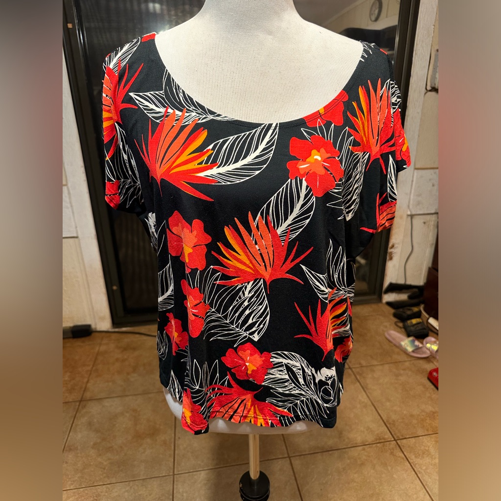 Preowned Ava Sky Blouse Hawaiian Print BlackRed Womens Small Preowned Ava Sky Blouse Hawaiian Print BlackRed Womens Small